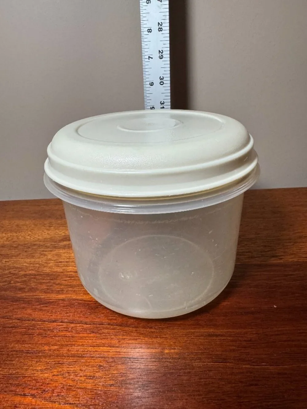 Rubbermaid Servin Saver Almond Round #8  - 6 cups - Food Storage Container